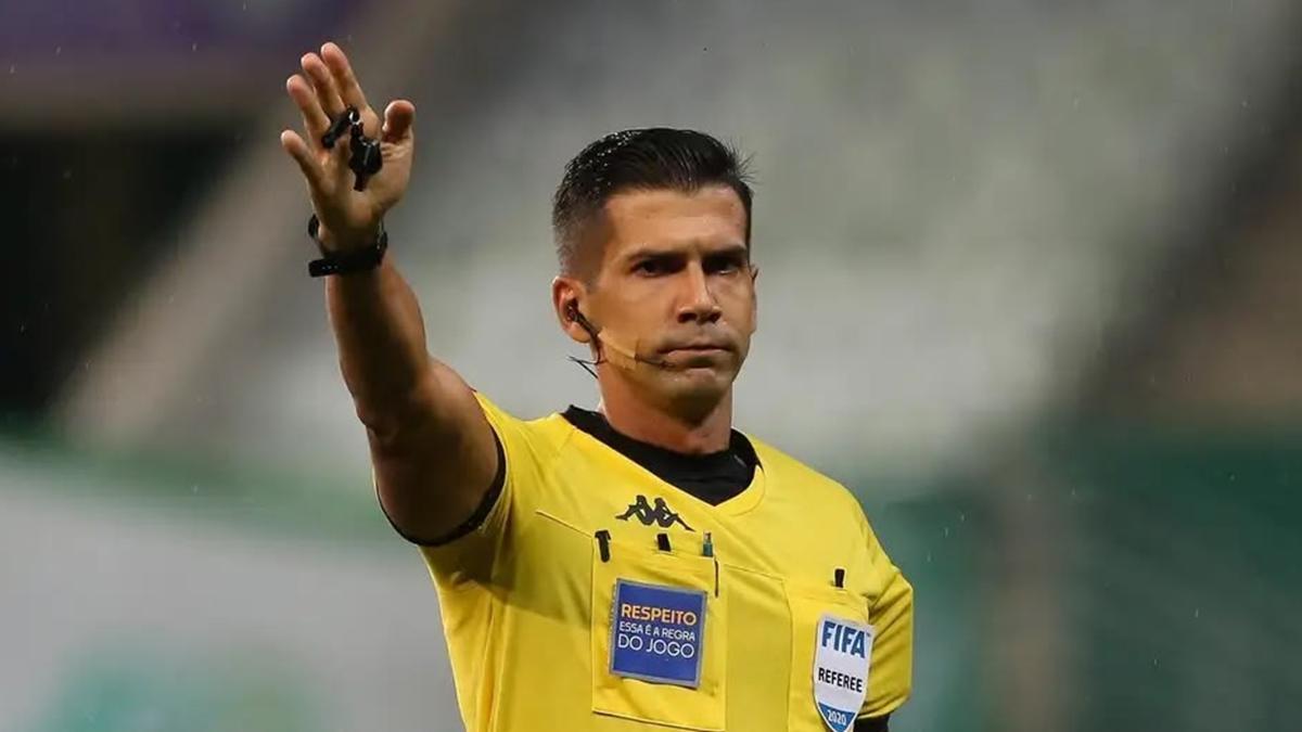 Bruno Arleu de Araújo apita clássico entre Flamengo e Vasco pelo Brasileirão
